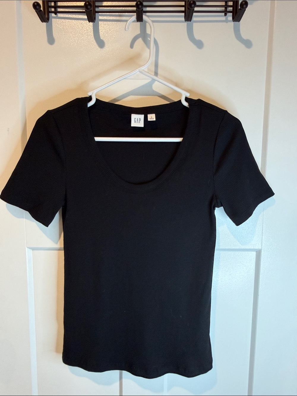 GAP Black Ribbed Scoop-Neck Short Sleeve Top